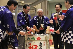 関係者らによる鏡開きの様子（１３日、雫石町）