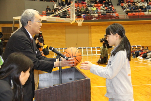 東日本大震災で被災されたチームへボールを贈呈する畠山県本部長