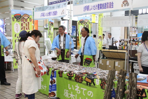 即売会の様子（盛岡駅2階北側コンコースで）